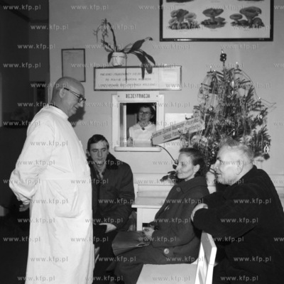 Lekarz W. Bieliński rozmawia z pacjentami siedząctymi...