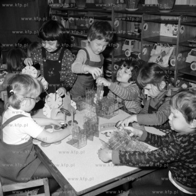 Zabawa dzieci w przedszkolu nr 27 przy ulicy Bednarskiej...