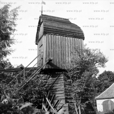 Wiatrak odwadniający stojący w parku w Gdańsku Oliwie....