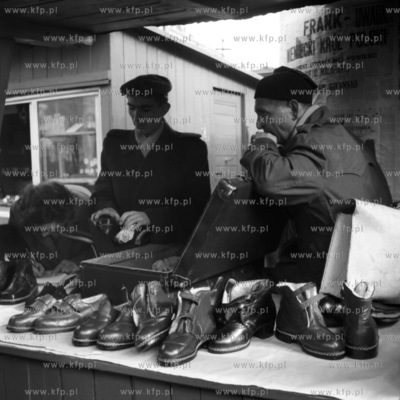 Kontrola na stoisku z butami. ( lata60 ) 
1960
0006185z_gdynia
Fot....