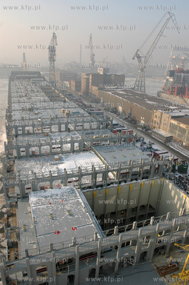 Stocznia Gdynia SA w Gdyni. Kontenerowiec Charlotte...