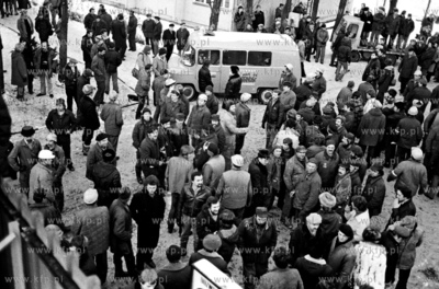 Stan wojenny w Polsce. Nz. tlumy stoczniowcow i mieszkancow...