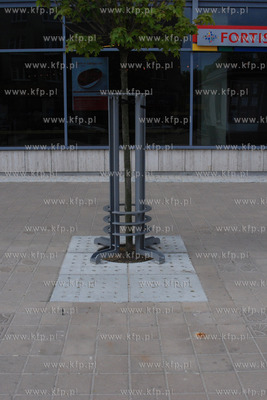 Nieznani sprawy uslilowali ukrasc rzezbe autorstwa...