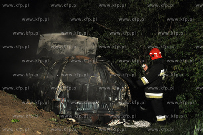Wybuch samochodu w Gdyni - Obluzu. Nz. straz pozarna...