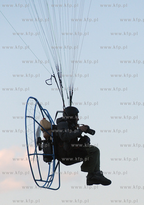 Gdynia. Paralotniarz - fotoreporter latajacy na nad...