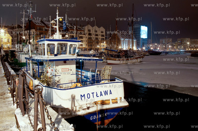 Zimowo - nocny Gdansk. Nz. widok na gdanska marine...