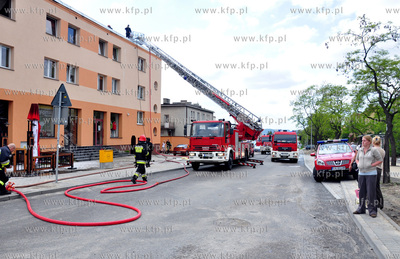 Gdynia - Obluze. Pozar dachu jednego z blokow na ul....