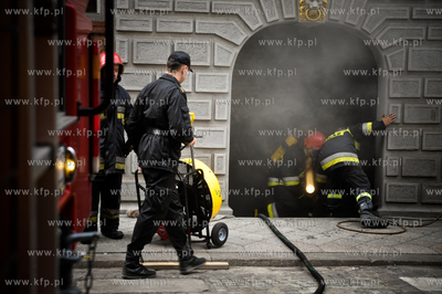 Pozar w piwnicach zabytkowej Gdanskiej Zbrojowni w...