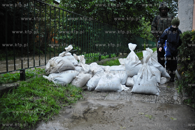 W wyniku duzych opadow deszczu doszlo do przerwania...
