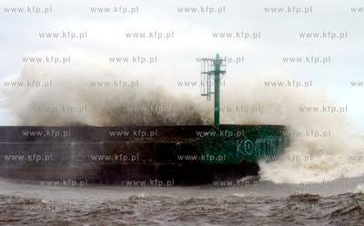 Ustka. Sztormowa pogoda nad morzem. Wiatr osiaga predkosc...