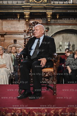 Uroczysta sesja Rady Miasta Gdanska. Wreczenie medali...