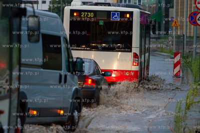 Zalana ulica Slowackiego po obfitym opadzie deszczu....