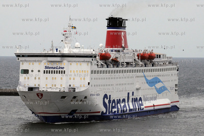 Wchodzacy do gdynskiego portu prom Stena Spirit kursyjacy...