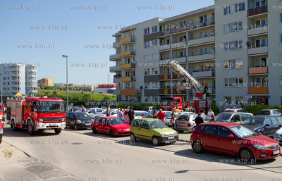 Gdansk-Chelm, pozar dachu bloku mieszkalnego przy ulicy...