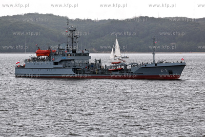 Parada wszystkich najwazniejszych klas okretow bedacych...