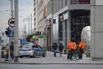 Gdynia. Srodki ostroznosci w zwiazku z pandemia koronawirusa...