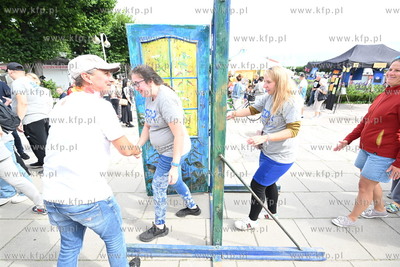 Symboliczne przejście przez Drzwi do Tolerancji. Marsz...