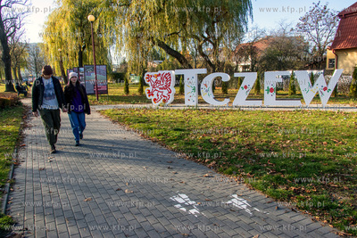 Napis "Tczew" na skwerze przy al. Zwycięstwa w Tczewie....