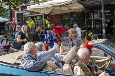 Sopot. Parada ulicą Bohaterów Monte Cassino do muszli...