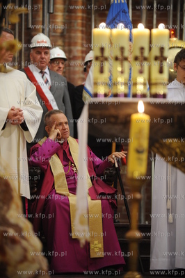Ksiadz Jankowski idzie na emeryture. Z tej okazji w...