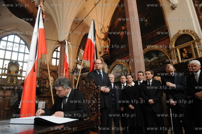 Po katastrofie lotniczej, w ktorej zginela  m.in. para...