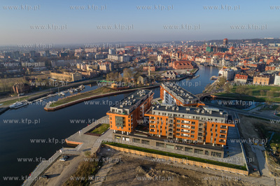 Gdansk, w tle stare miasto, na pierwszym planie budynki...