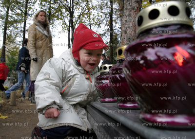 Swieto zmarlych, cmentarz w Gdansku Lostowicach.
1.11.2003
fot....