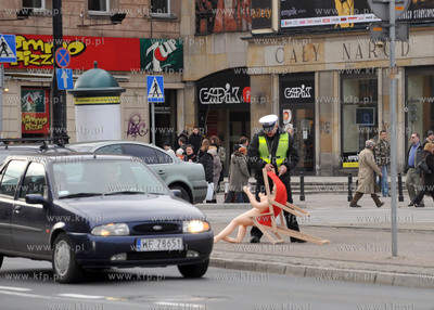 Performance z udzialem gumowej lalki w centrum Warszawy....