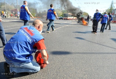 Plonace opony i petardy w srodku miasta to efekt pikiety...