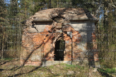 Grobowiec rodziny Gralathow na opuszczonym i zapomnianym...