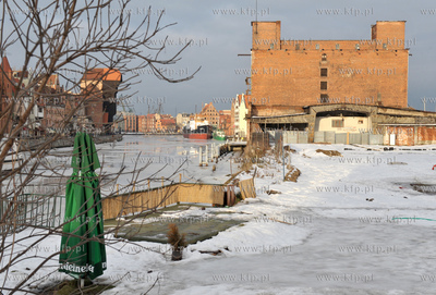 Gdansk. Wyspa Spichrzow. Nz. widok na Motlawe i stary...
