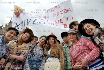 Gdansk. Targ weglowy. I Miejski Polonez Maturzystow....