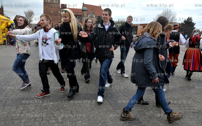 Gdansk. Targ weglowy. I Miejski Polonez Maturzystow....