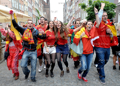 Gdansk, ul. Piwna. Irlandzcy i hiszpanscy kibice bawia...