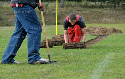 Prace przy instalacji systemu automatycznego nawadniania...
