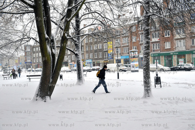 Zima na ulicach Gdanska. Plac Kobzdeja wzdlud ul. Podwale...