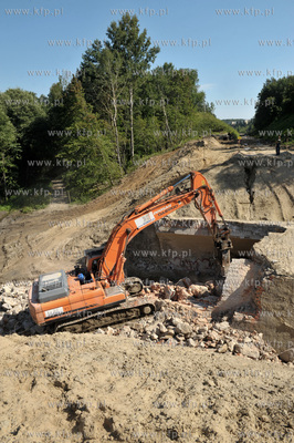 Wyburzanie ostatniego starego wiaduktu dawnej trasy...