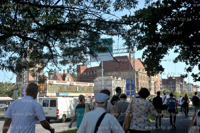 Gdansk. Ul. Waly Jagiellonskie, w glebi budynek LOT...