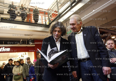 Gdansk. Centrum Handlowe Manhattan. Promocja albumu...