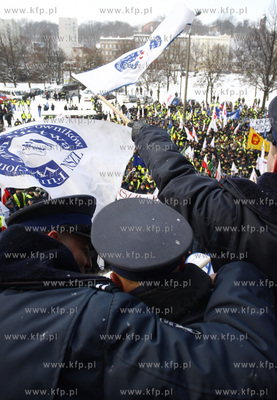 Gdansk. Pikieta przed Urzedem Wojewodzkim sluzb mundurowych...