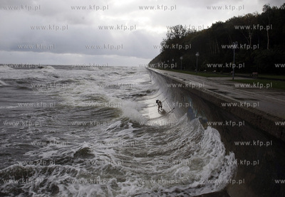 Gdynia. Bulwar nadmorski. Sztorm na Zatoce Gdanskiej....