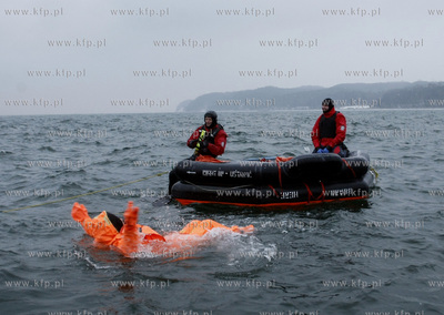 Marynarze, przygotowujacy sie do pracy na morzu przechodza...