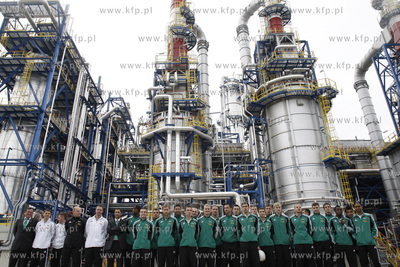Pilkarze Lechii Gdansk odwiedzili gdanska rafinerie....