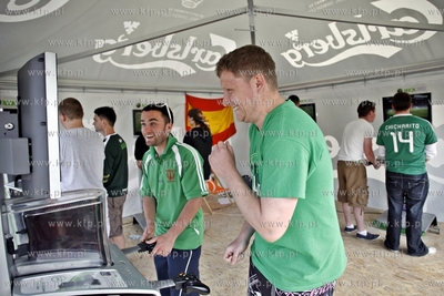 Sopot. Calsberg Fan Camp. Nz kibice graja w  pilke...