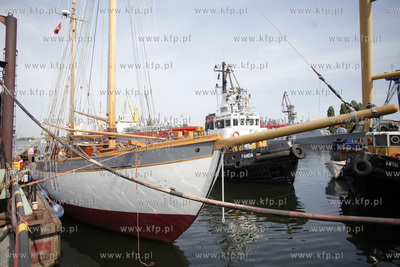 Remontowany zaglowiec General Zaruski w Stoczni Remontowej...