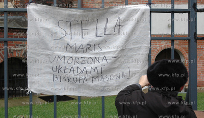 Wierni z kosciola sw. Brygidy w Gdansku wywiesili transparenty...