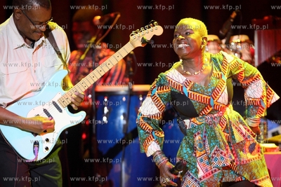 Siesta Festival.  Koncert pochodzacej z Beninu piosenkarki...