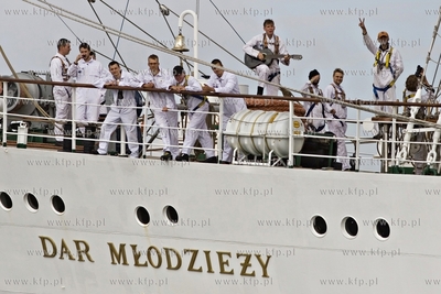 Powrót żaglowca Dar Młodzieży z
ostatniej, tegorocznej,...