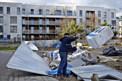 Silne podmuchy wiatru spowodowały tradycyjnie przewalenie...