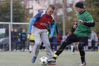 Gdansk Zaspa. Pilkarski turniej dzikich druzyn Do przerwy...